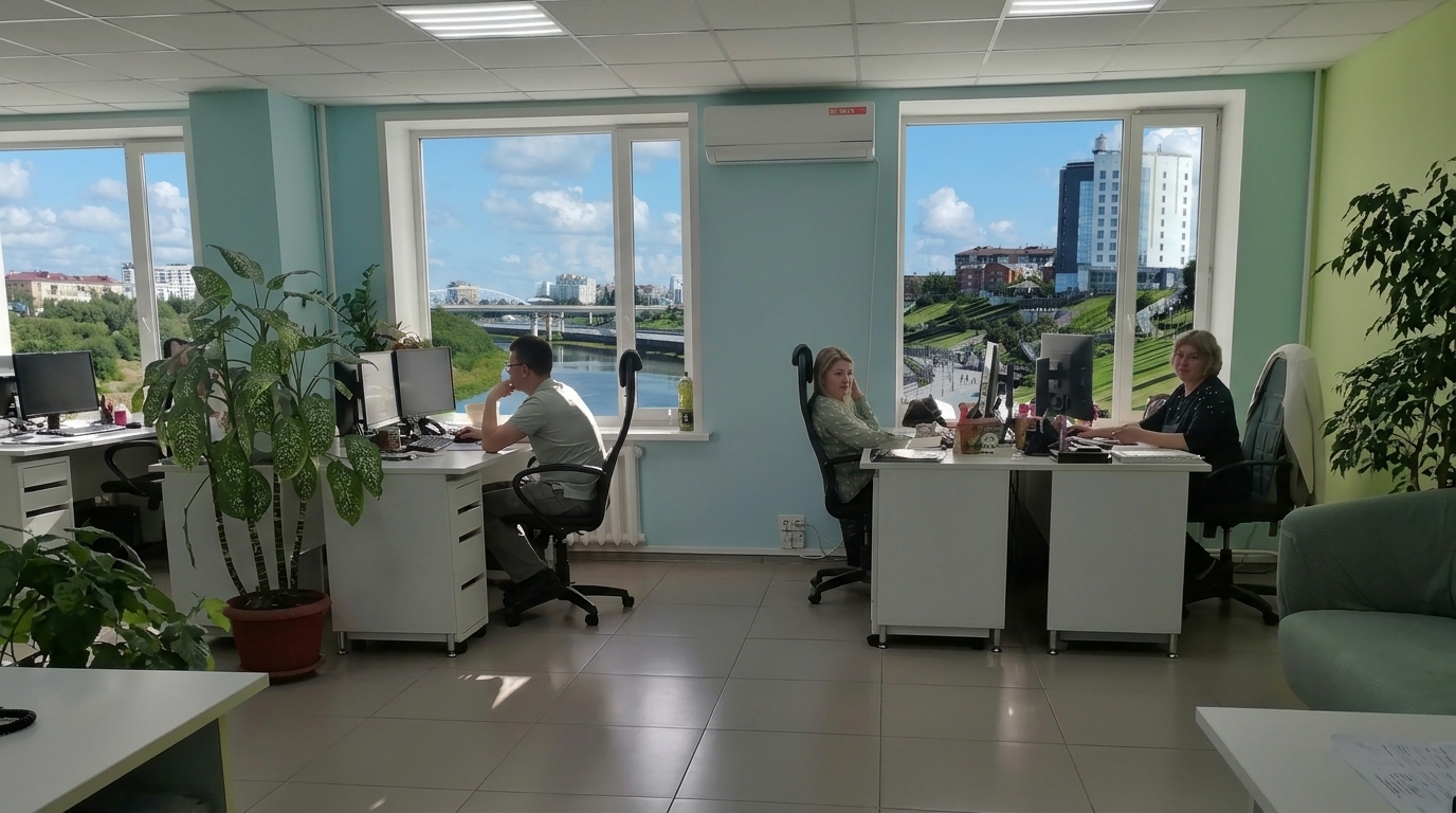 Специалист работает с кадастровыми данными